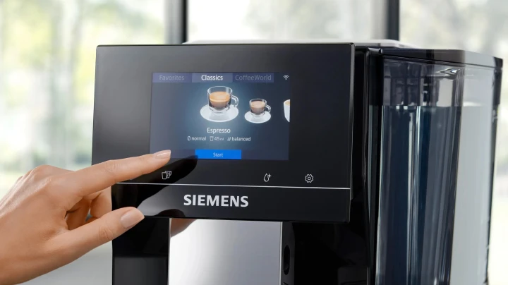 Ekspres-SIEMENS-EQ700-TP713R19-Czarny-lifestyle-1.jpg