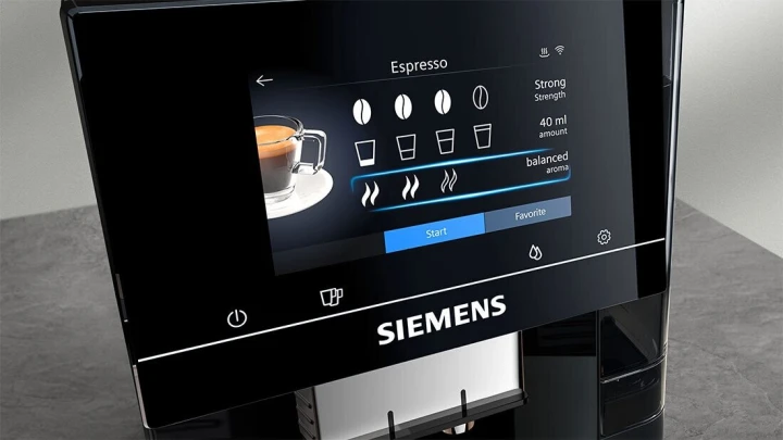 Ekspres-SIEMENS-EQ700-TP713R19-Czarny-lifestyle-5.jpg